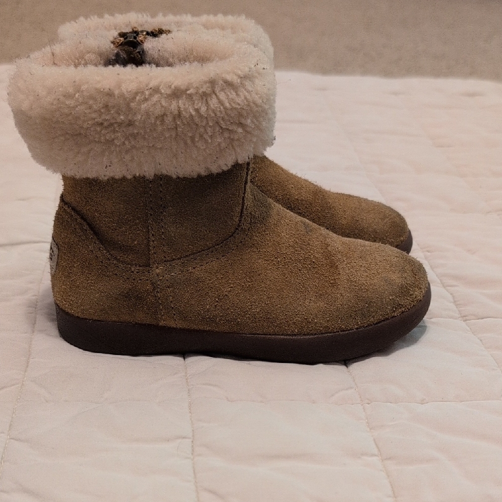 Girls Sz 10 Ugg Boots with Cream Fur Lining
